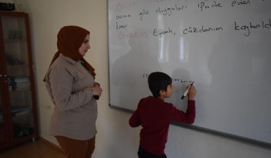 Okulun tek öğrencisinin hem öğretmeni hem arkadaşı