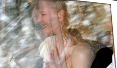 Kendi düğününe giderken yol boyunca durmadan ağladı… Sabahın beşinde elinde çiçeklerle kapısına dayanmıştı