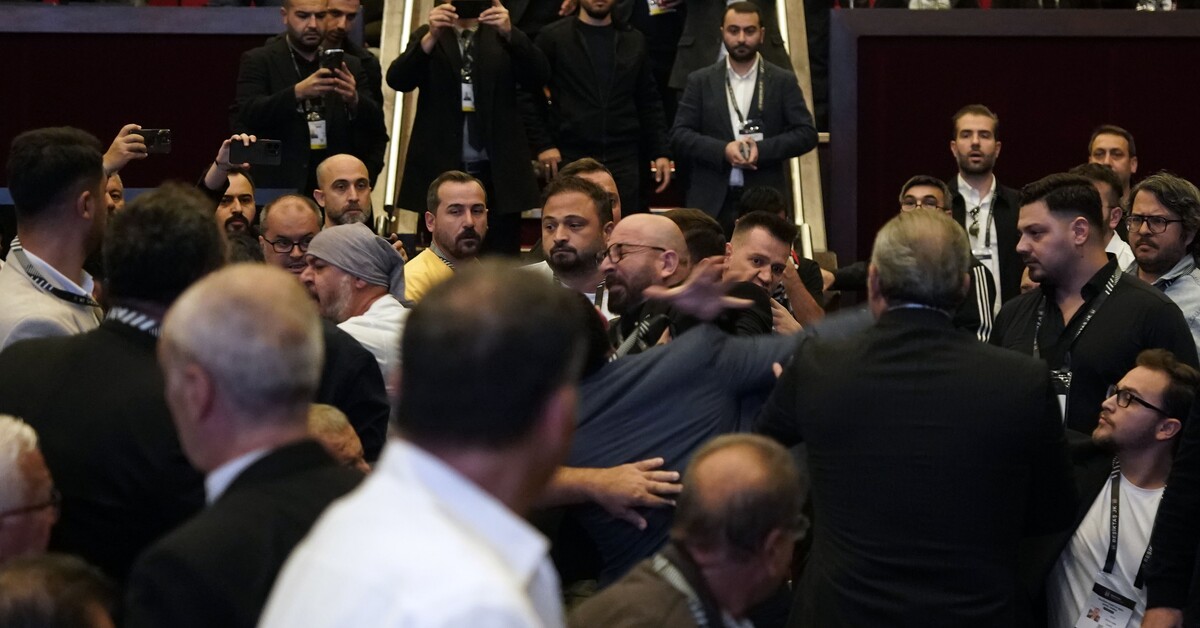 Beşiktaş kongresinde kavga çıktı