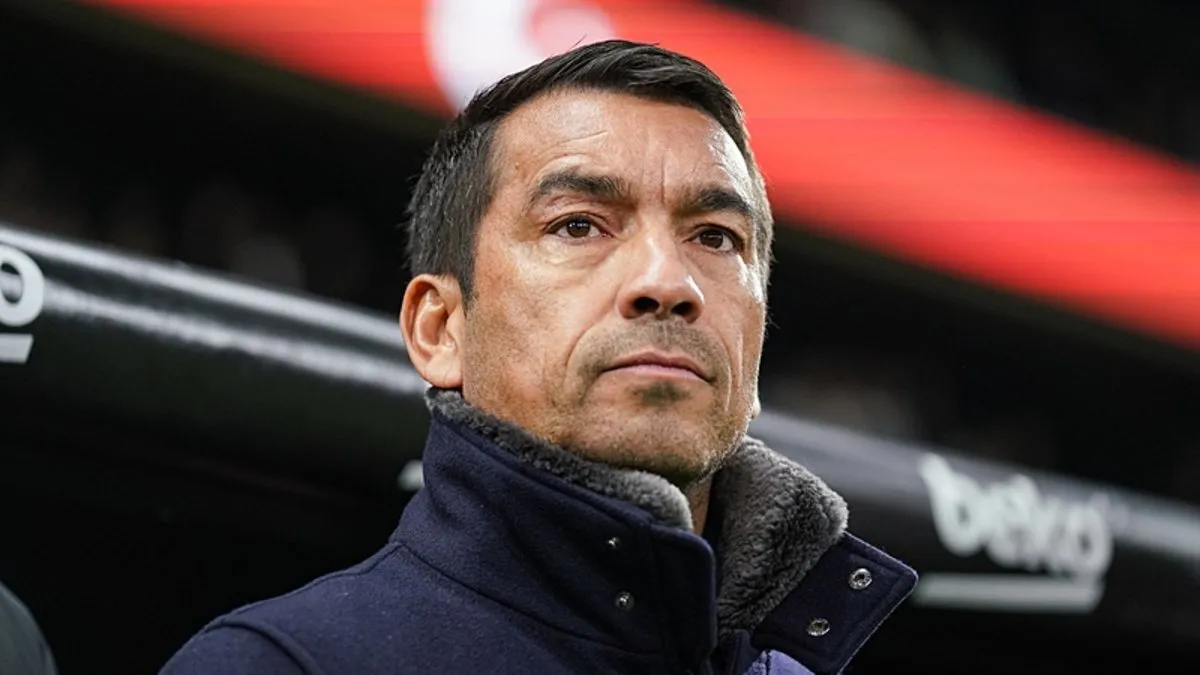 Van Bronckhorst: Kimi kullandığım konusunda konuşmak istemiyorum”