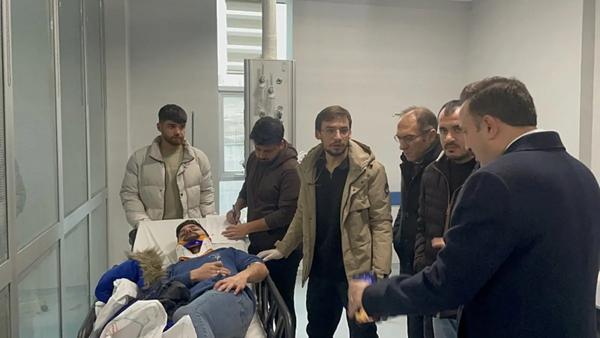 Servis minibüsü şarampole uçtu: 8’i öğretmen, 9 yaralı