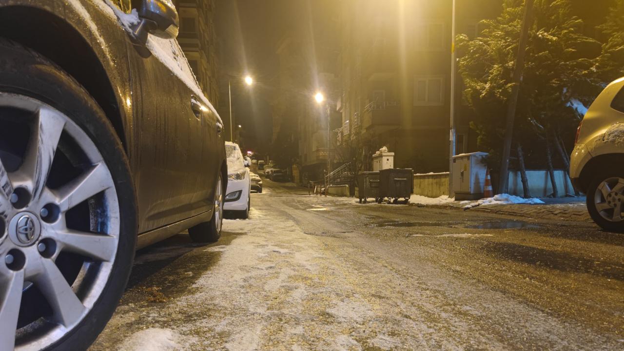 İstanbul eksi 4 dereceyi gördü: Yollar buz tuttu