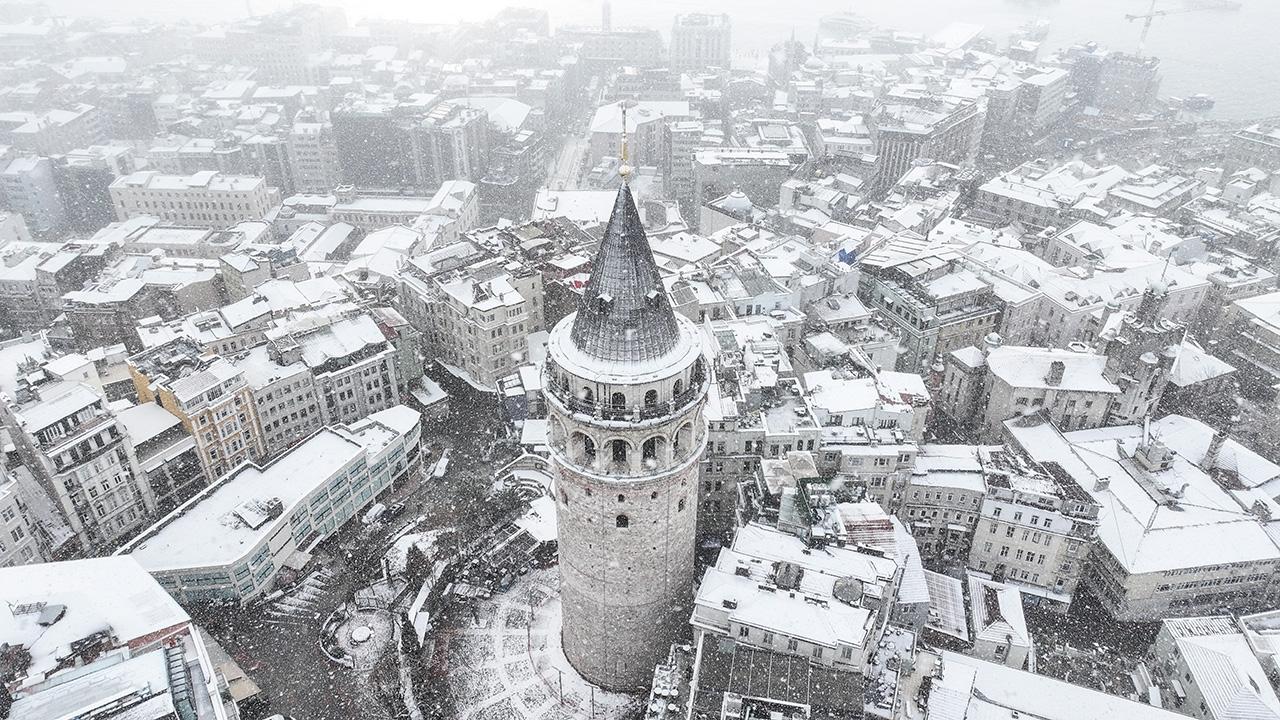 İstanbul’da kar yağışı aralıklarla sürüyor