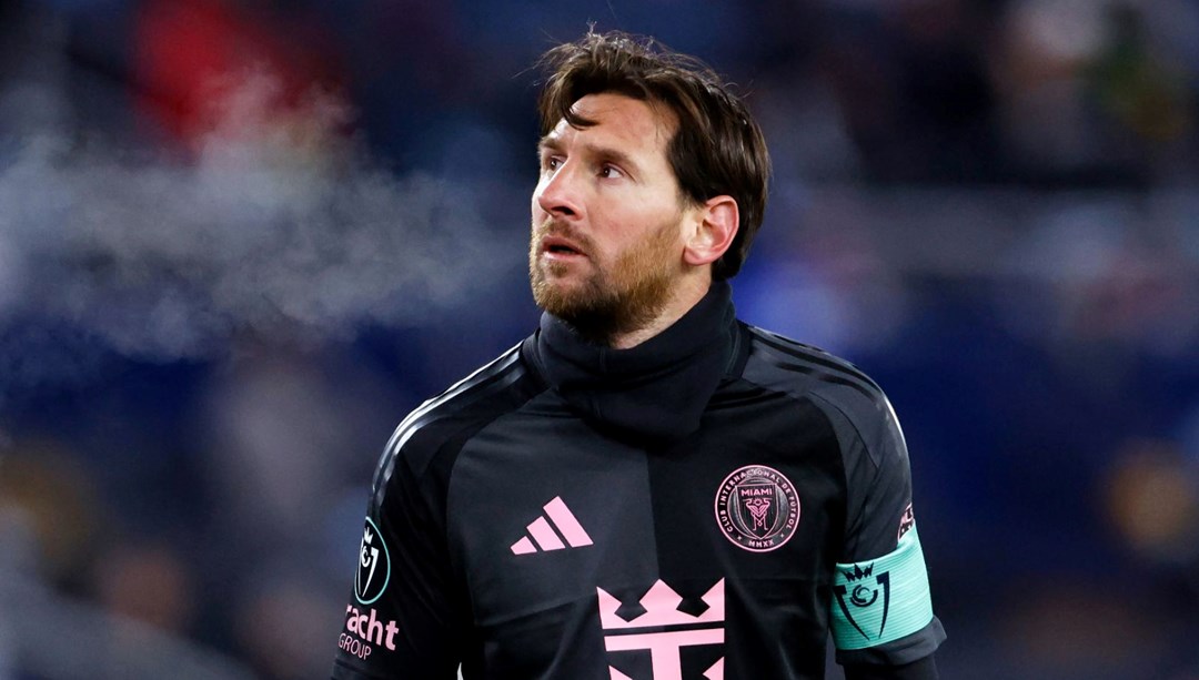 MaÃ§Ä±n hakemi Messi’den imza istedi: Disipline sevk edildi