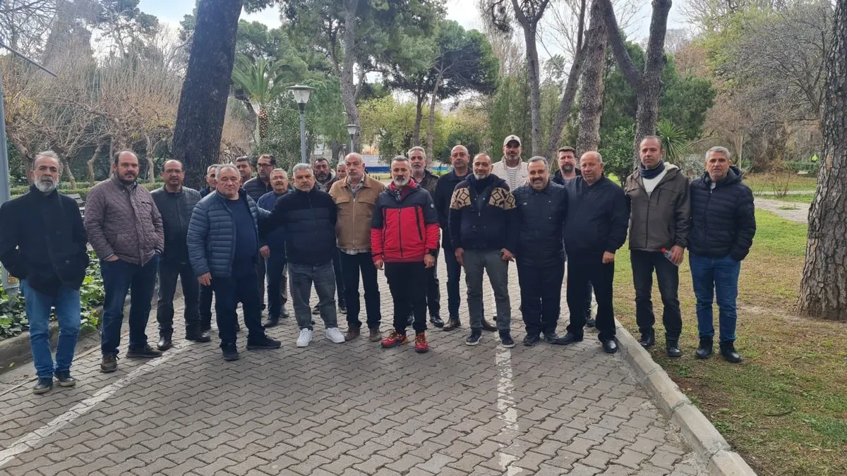 Tazminatlarını alamayan belediye işçileri CHP önünde eylem yaptı
