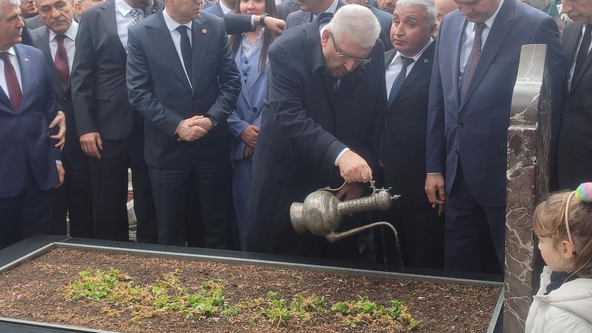 MHP’nin kurucu lideri Alparslan Türkeş kabri başında anıldı