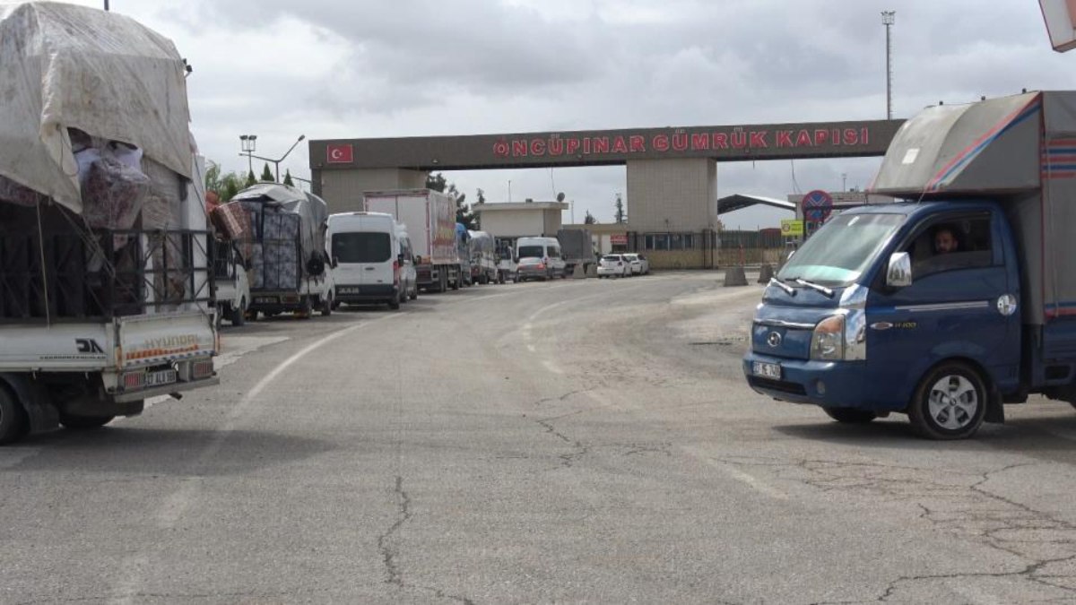 Suriyelilerin dönüşü sürüyor: Bayram sonrası sınırda yoğunluk